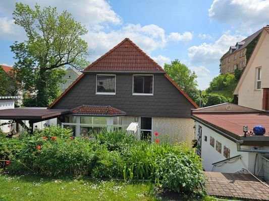 Blick vom Garten auf das Haus