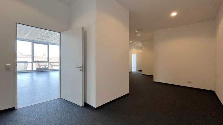 Eingangsbereich und Flur mit gewerbetauglichem Teppichboden