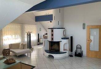 Wohnzimmer mit Kachelofen