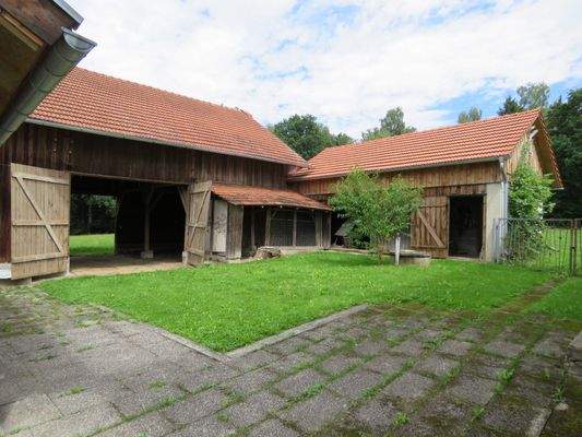 teilweise gepflasterter Hofraum