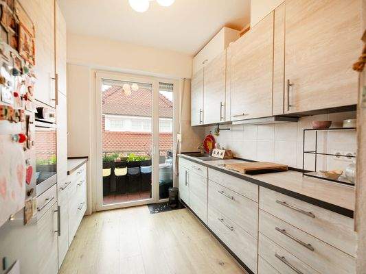 Küche mit Zugang zum Balkon