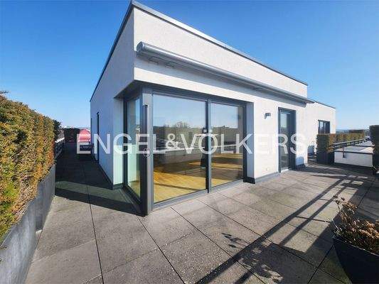 Große Dachterrasse mit Markise