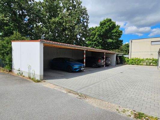 Carport hinter dem Haus