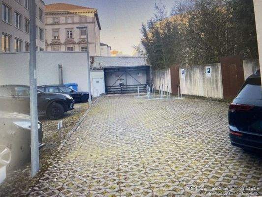 Innenhof mit 5 Pkw Stellülätzen 