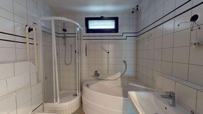 EG - Badezimmer mit Dusche und Badewanne