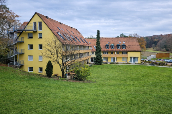 Mehrfamilienwohnhaus mit Gewerbeeinheiten!