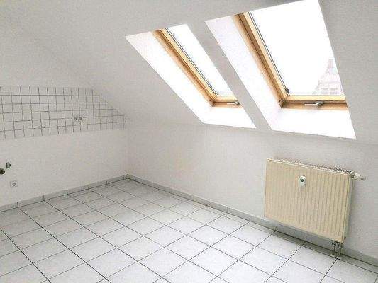 geflieste Küche mit Fenster