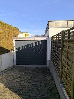 Garage mit elektrischem Tor