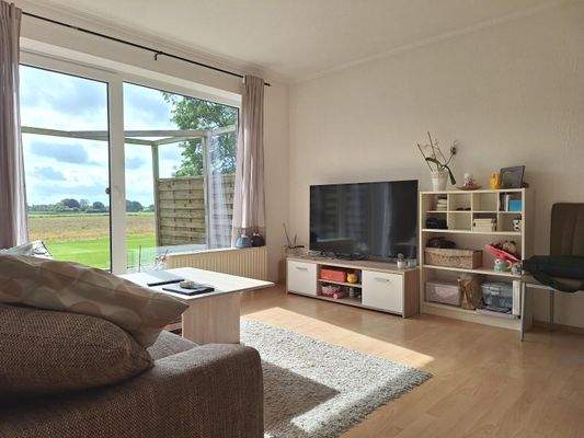 Einligerwohnung Wohnzimmer mit Blick auf die Felder