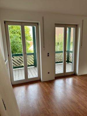 Wohnzimmer mit Balkon