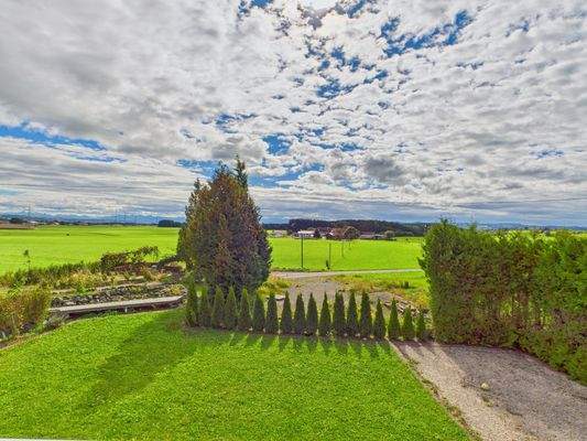 Balkonblick mit Bergpanorama