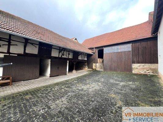 Nebgenbäude und Scheune