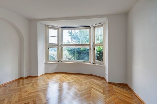 Gemütliches Schlafzimmer mit Erkerfenster