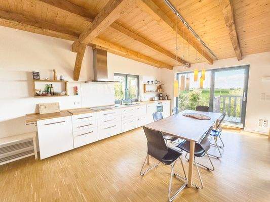 Die offene Küche im OG