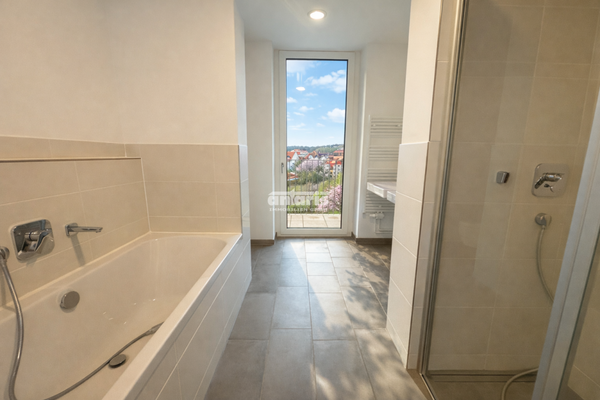 Bad mit Wanne und Dusche