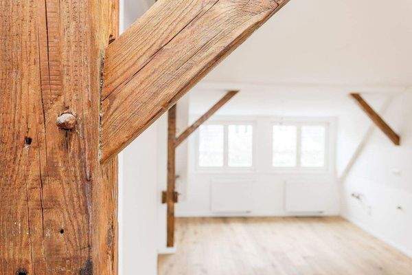 Geräumiges Wohnzimmer mit offener Küche