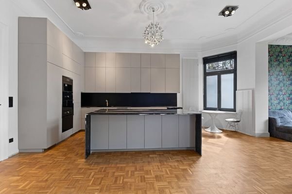 Luxuriöse Küche mit großer Kochinsel