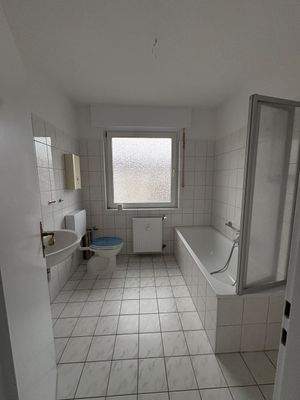 Helles Badezimmer mit Fenster