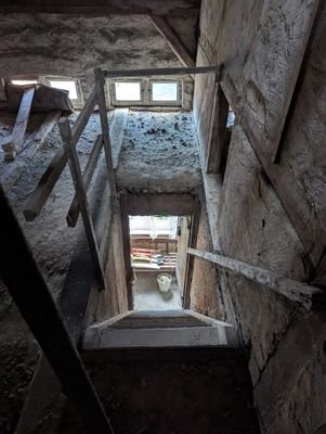 zweite Dachbodentreppe hinten links