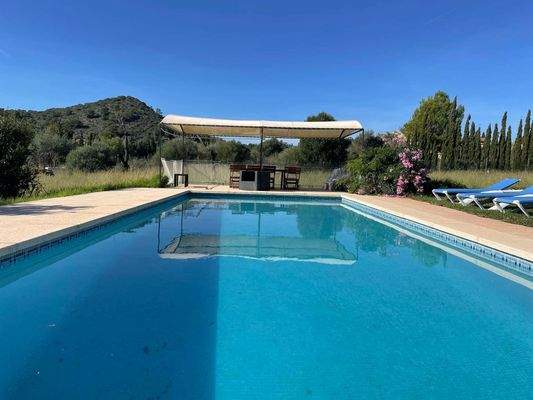 großer Pool mit Pergola