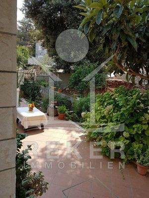 Der große Garten lädt zum Verweilen ein.