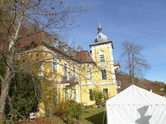 Vordere Gebäudeansicht