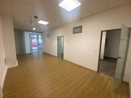 Zimmer 1 mit Schiebetür zum Empfangsbereich