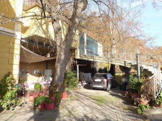 PKW-Stellplätze unter der Auffahrt