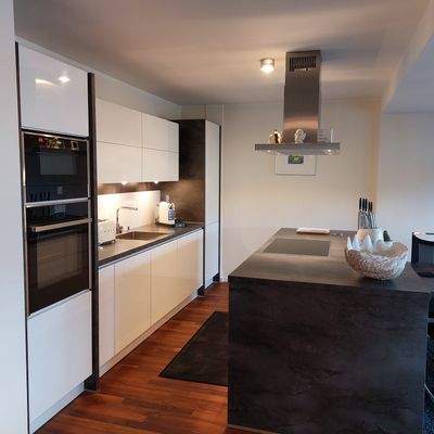 Küchenbereich mit Kochinsel