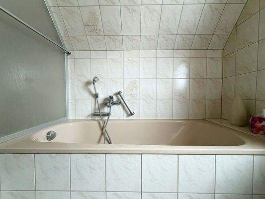 OG: Gönnen Sie sich ein Entspannungsbad in der separaten Badewanne