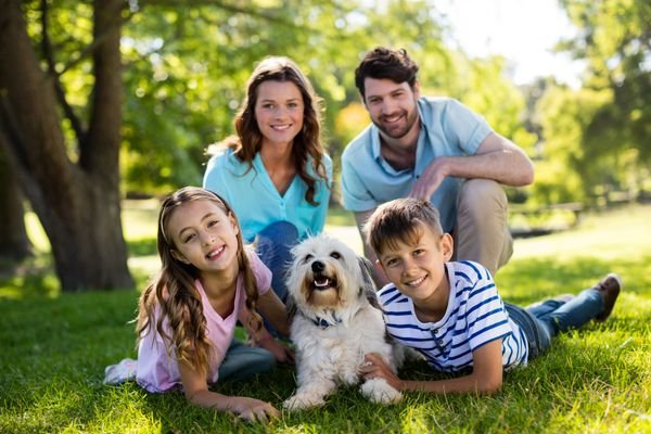 Familie mit Kindern und Hund im Garten_shutterstoc