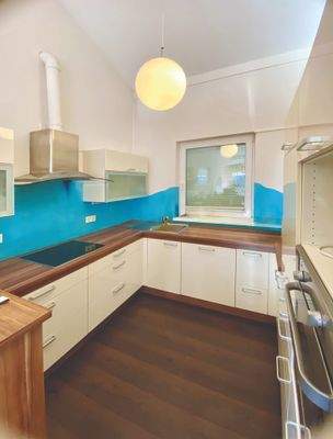 großzügige und moderne Einbauküche mit viel Stauraum