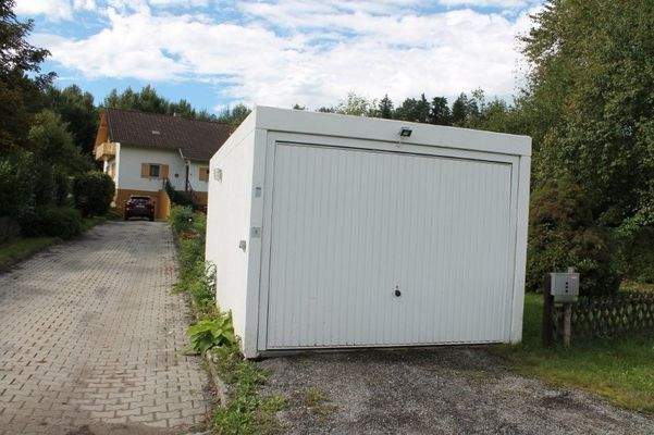 Die Fertiggarage bietet Schutz für Ihr Schätzchen. Der PKW ist bestens aufgehoben. 