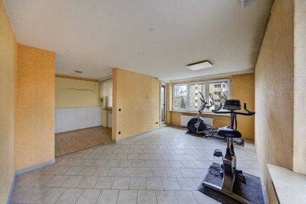 Wohnzimmer mit Zugang zum Balkon