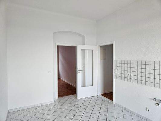 Küche, Blick Flur und Zimmer 2.jpg