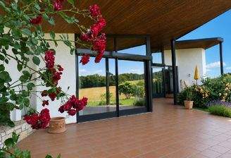 Großzügige Terrasse mit Panorama