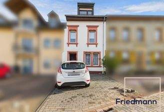 Außenansicht mit Parkplatz