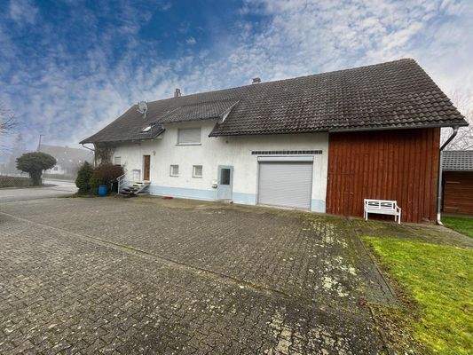 Weitere Abstellmöglichkeiten für Ihren Fuhrpark sind im großzügigen Hof vorhanden.