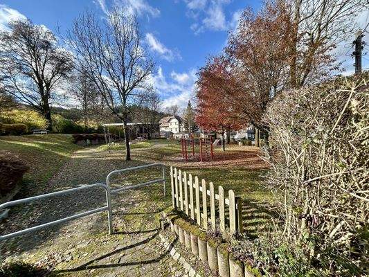 Spielplatz und Grünflächen gleich um die Ecke