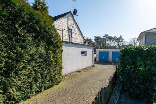 Auffahrt mit Doppelgarage