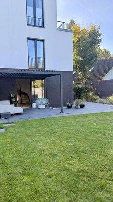 Garten mit großer Terrasse