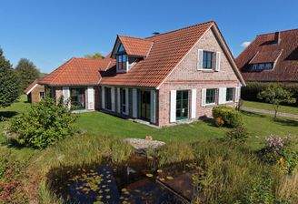 Haus mit Gartenteich