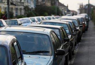 parkende Autos beide Staßenseiten.jpg