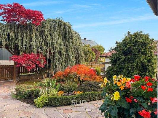 IDYLLISCHER UND GEPFLEGTER GARTEN