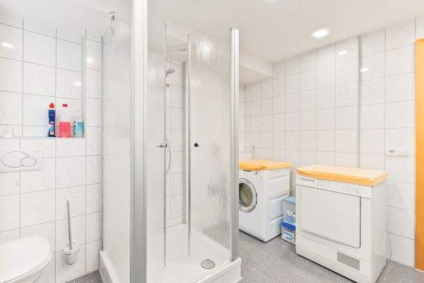 Badezimmer/Waschküche UG