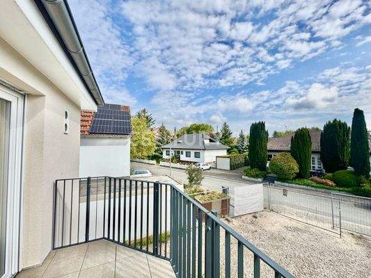 Großer Balkon mit viel Platz zum Entspannen