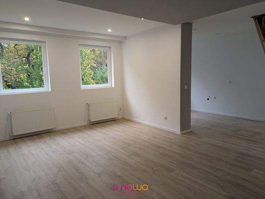 Wohnzimmer mit Blick zur offenen Küche