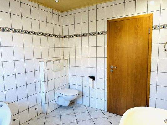 Wannenbad mit WC im Erdgeschoss