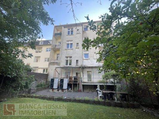 rückseitige Ansicht mit Freisitz und Luftwärmepumpe