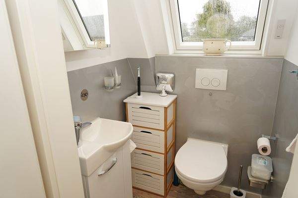 extra WC und Waschbecken oben